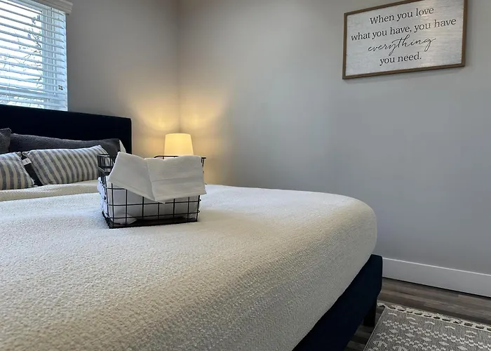 Lovely 2br Near Downtown Area *
