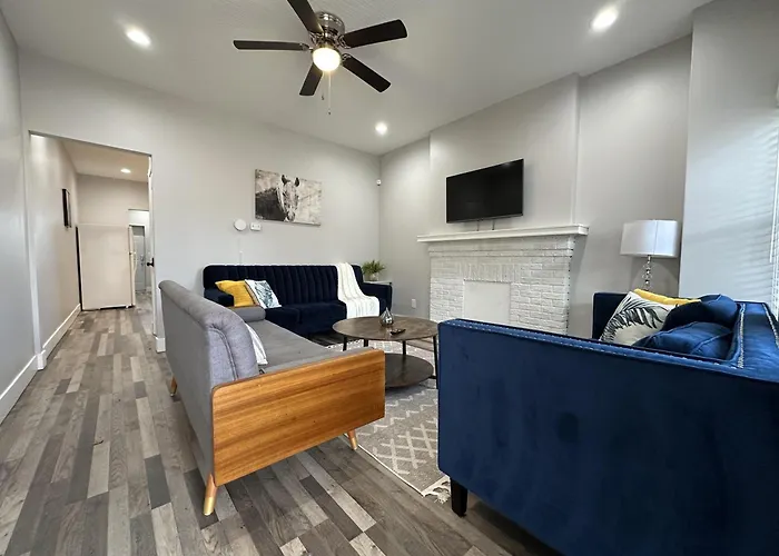 Apartment Lovely 2br Near Downtown Area