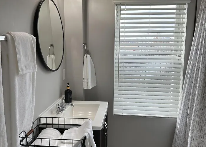 Apartment Lovely 2br Near Downtown Area *