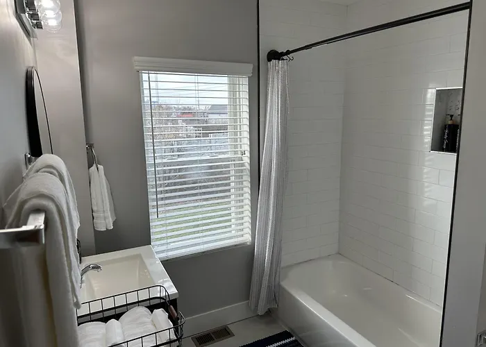 Lovely 2br Near Downtown Area