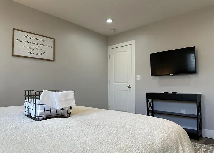 Lovely 2br Near Downtown Area Apartment